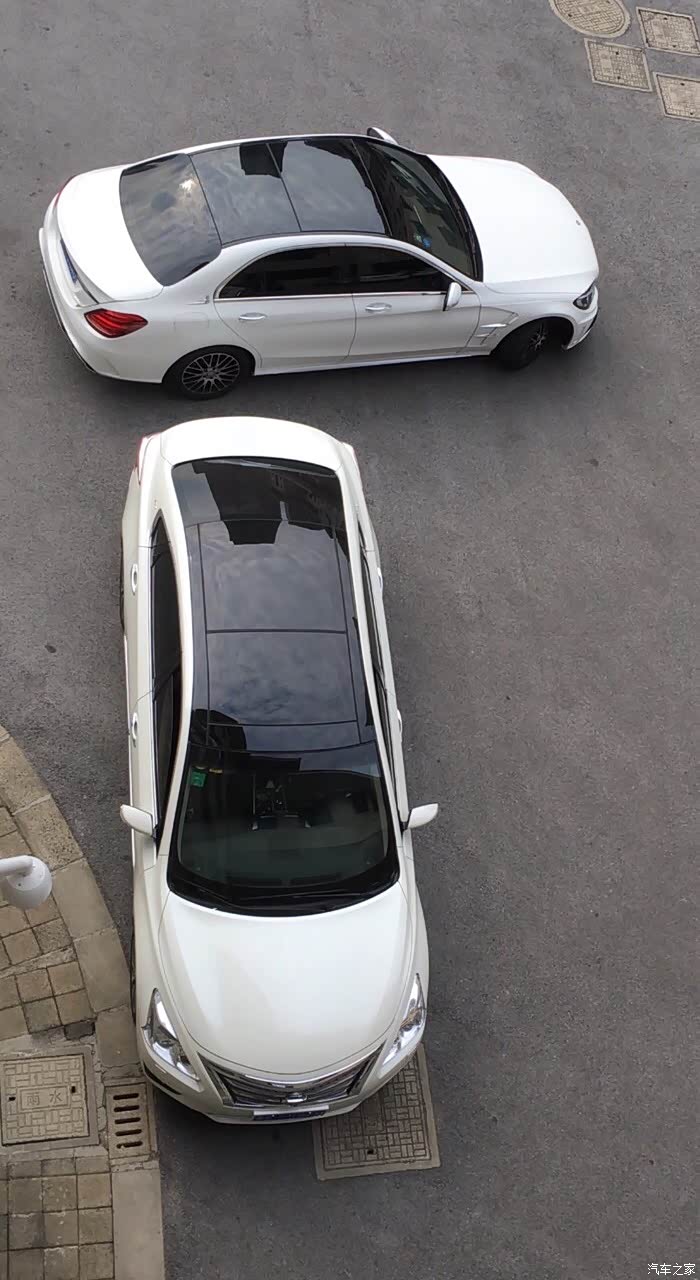 谁的白色天籁车顶贴了黑膜?