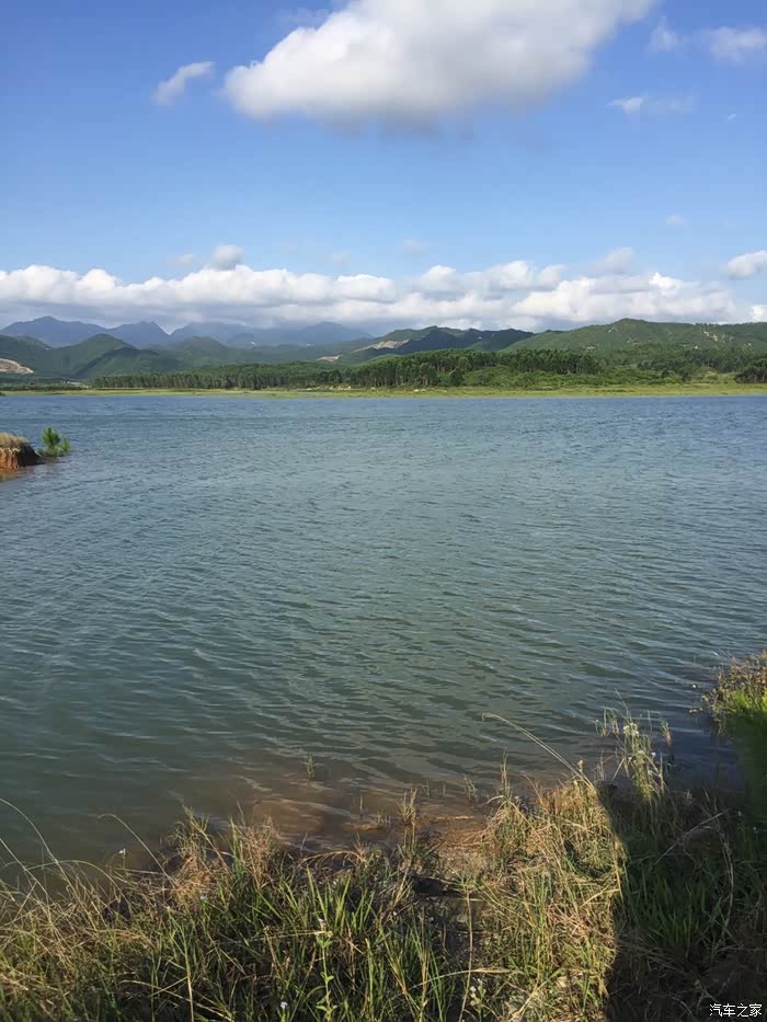 水库的水还是很清澈的,水太深了在这洗澡还是有危险的,不过我们也没往