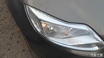 锁车后,车头右前小灯一直亮,什么原因?