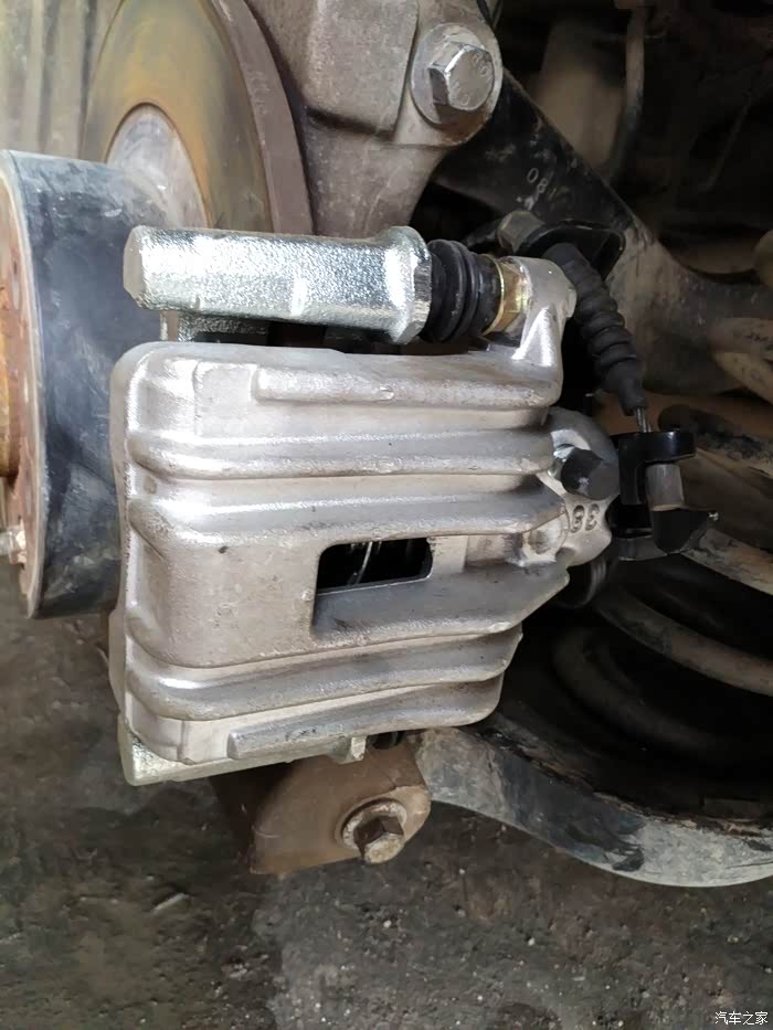 自己动手更换后悬架改装奥迪a4后刹车分泵