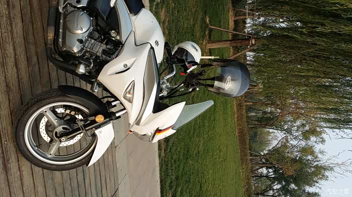 出14年底白色骊驰s版,所有手续齐全,车好无暗病.