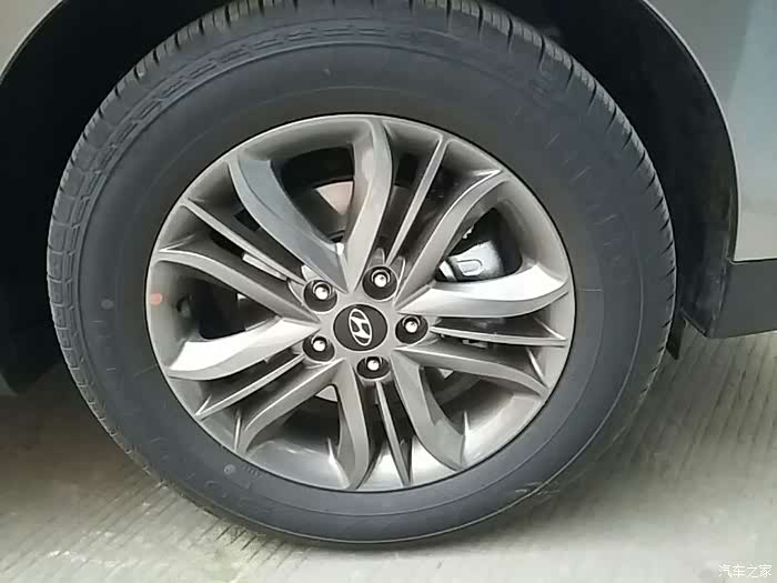 各位大哥,看看我的轮毂和尾灯跟是不是智能,万分感谢