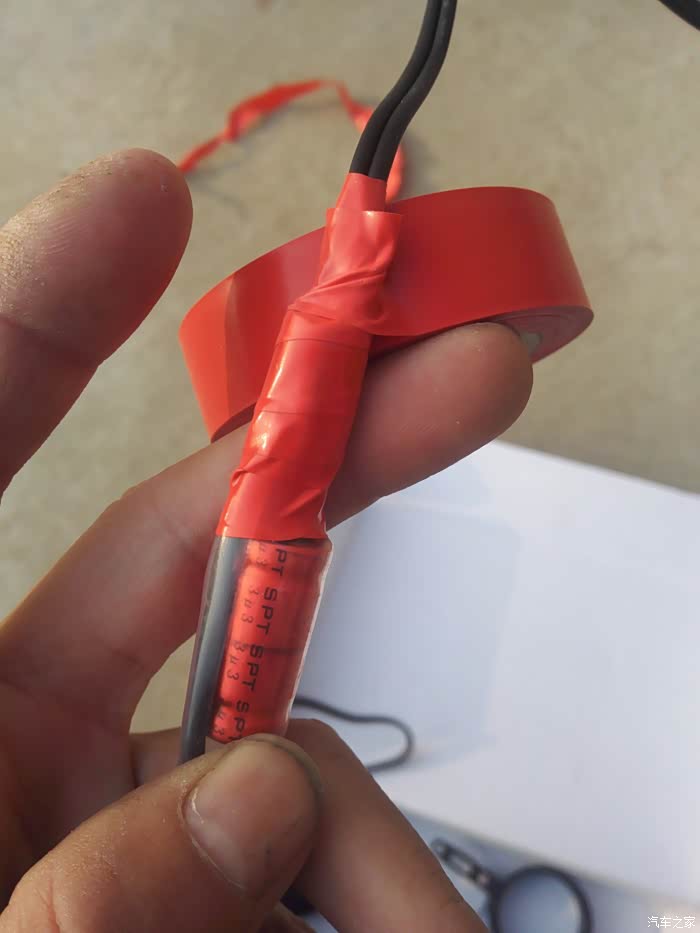 固定完音记把接电容两端用胶布缠防止振动把线头阵开!