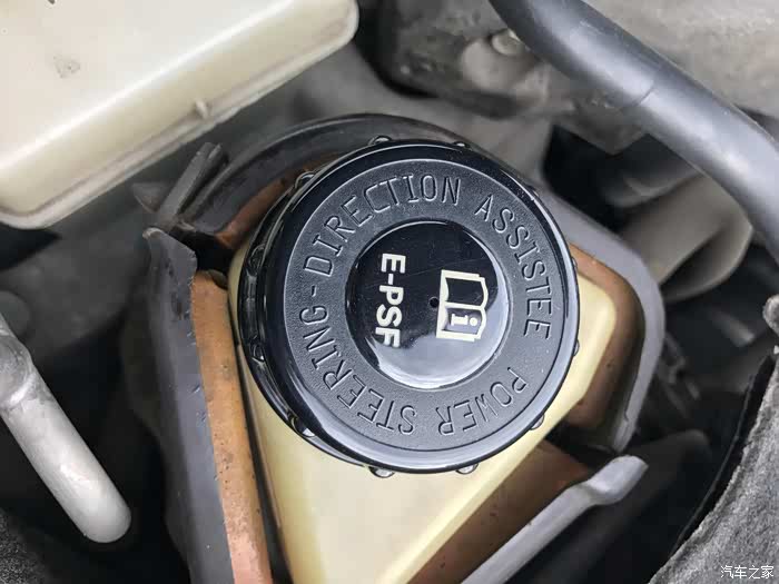 打开助力油盖子有油面高度指示.