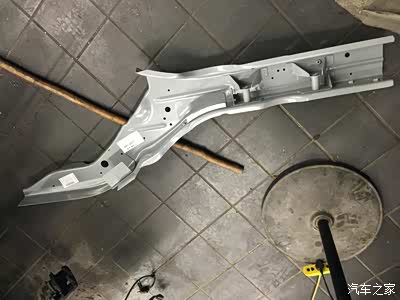 贬值多少呢?看到一根新右前纵梁,大热天维修人员真心辛苦