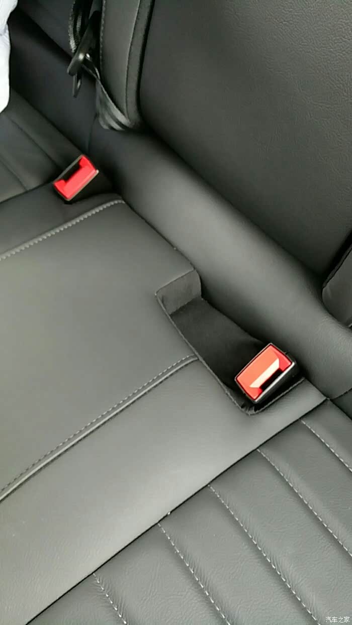 c6后排安全带底座是不是只有2个?
