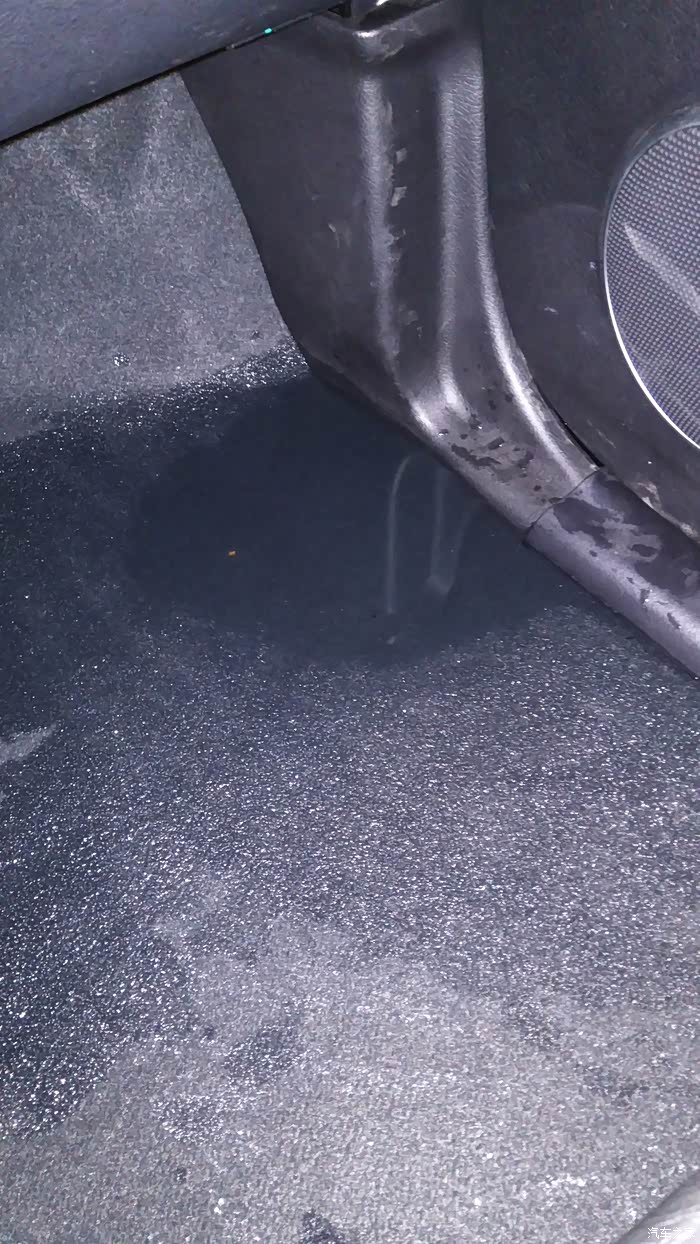 副驾驶地板处有积水
