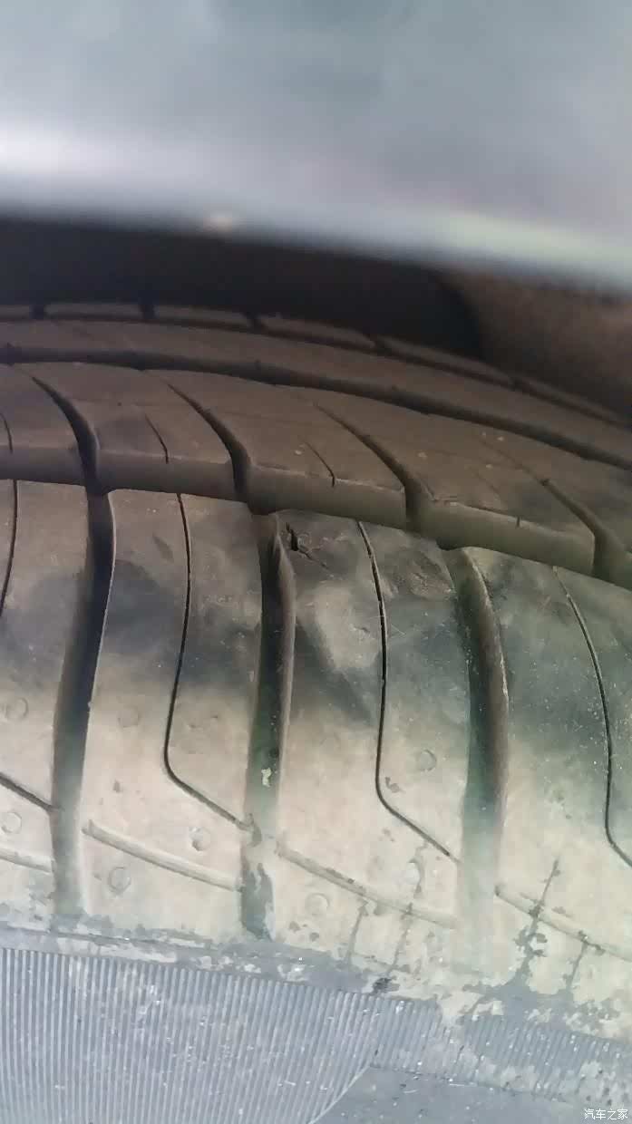请大神帮忙看下轮胎扎了个玻璃