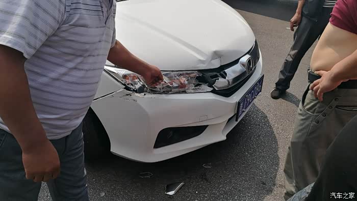 今天撞车了后果很严重啊请教大伙一下