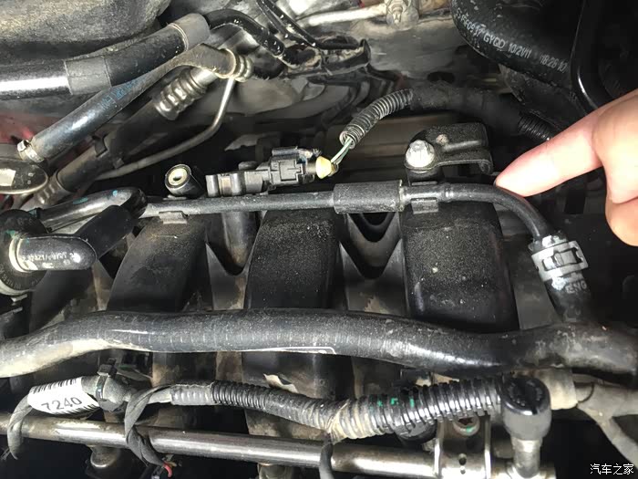 请教这两根水管叫什么?谢谢发动机左上