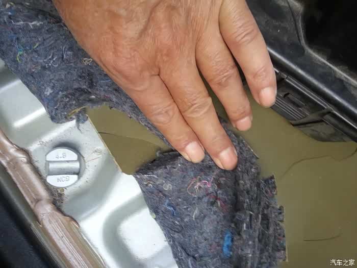 把最下边这层掀开看,全黑心棉!