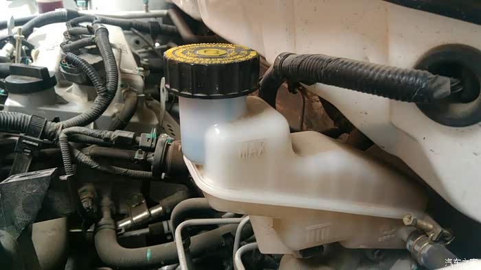 制动液的液位怎么看不清?