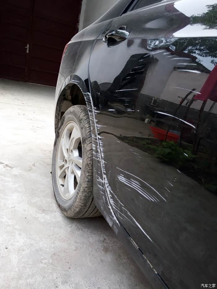 车右门严重刮伤求指教