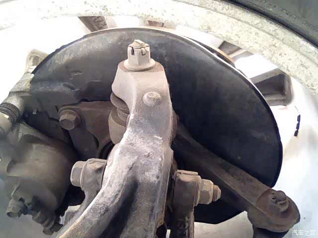 左前轮下摆臂被磕到了