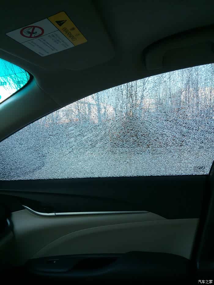 早上发现副驾驶车窗玻璃全裂纹?求大神破解