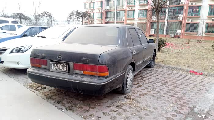 今天在马路上看到了三代的皇冠!