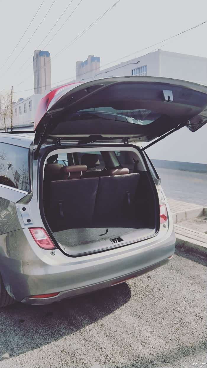 后备箱空间不是很宽阔,但是作为一款mpv车型来说,还行,恰好够用,不会