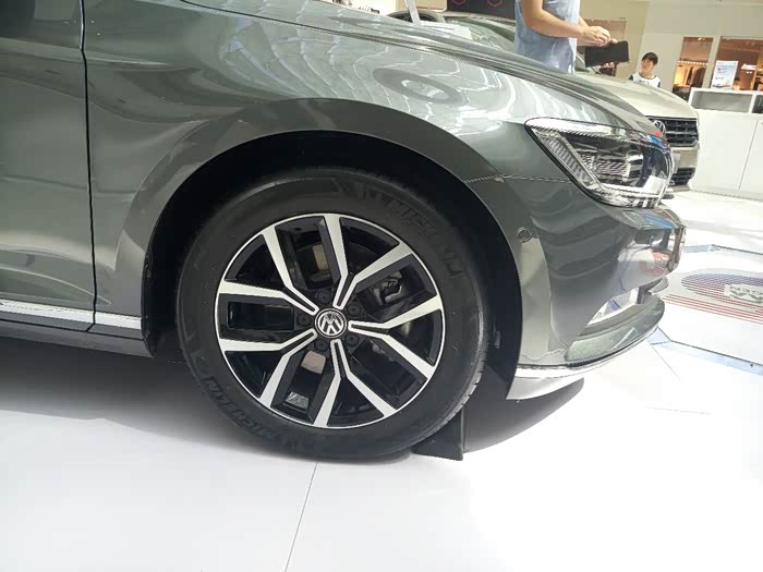 双五幅轮毂,相当不错,高配的花瓣轮毂更夸张大气!