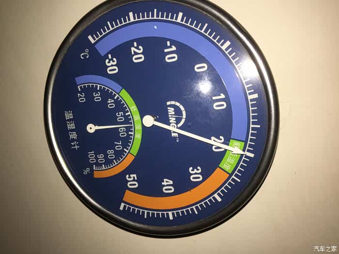 阴面窗子旁边的温度表.