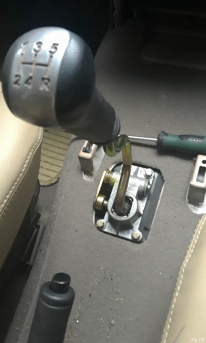 老宏光的倒档开关在那个位置?