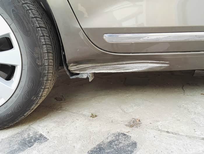 【图】右前门下边裙边凹进去了求办法_君越论坛_汽车之家论坛