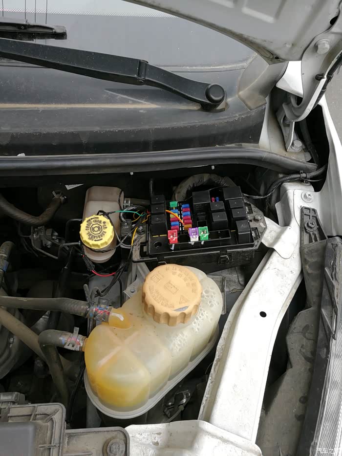 五菱荣光v保险盒在哪, 怎么拆开, 希望大家上图.