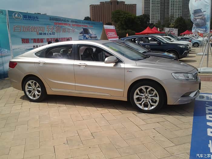 拍下照片来的确土黄土黄的,实车没这么红比照片上漂亮多了,哈哈,你们