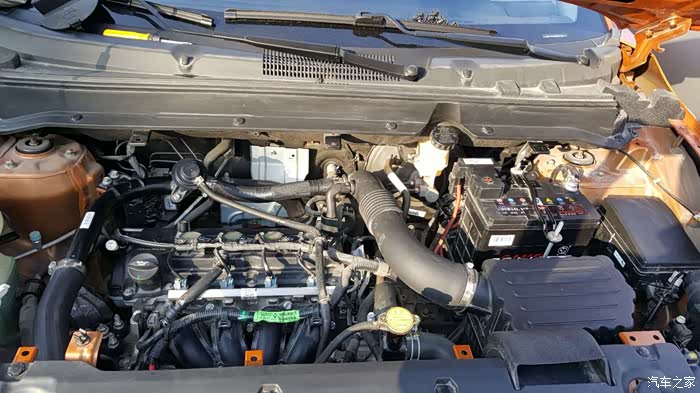 最后再给发动机舱来个清洁,平时洗车也擦不到,洗干净清爽.