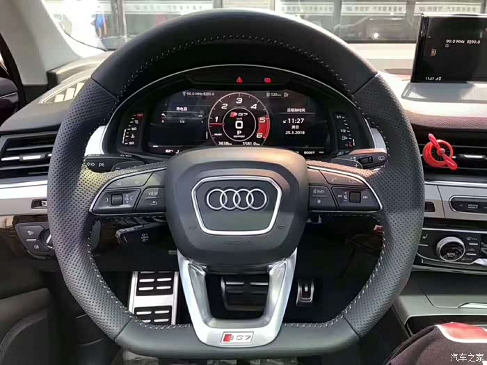奥迪平底方向盘很漂亮啊档次瞬间上来了