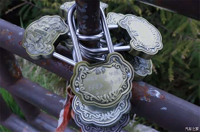 朝拜峨眉山金顶