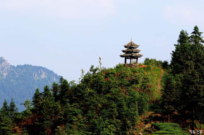 刚才在对面拍照的山顶凉亭