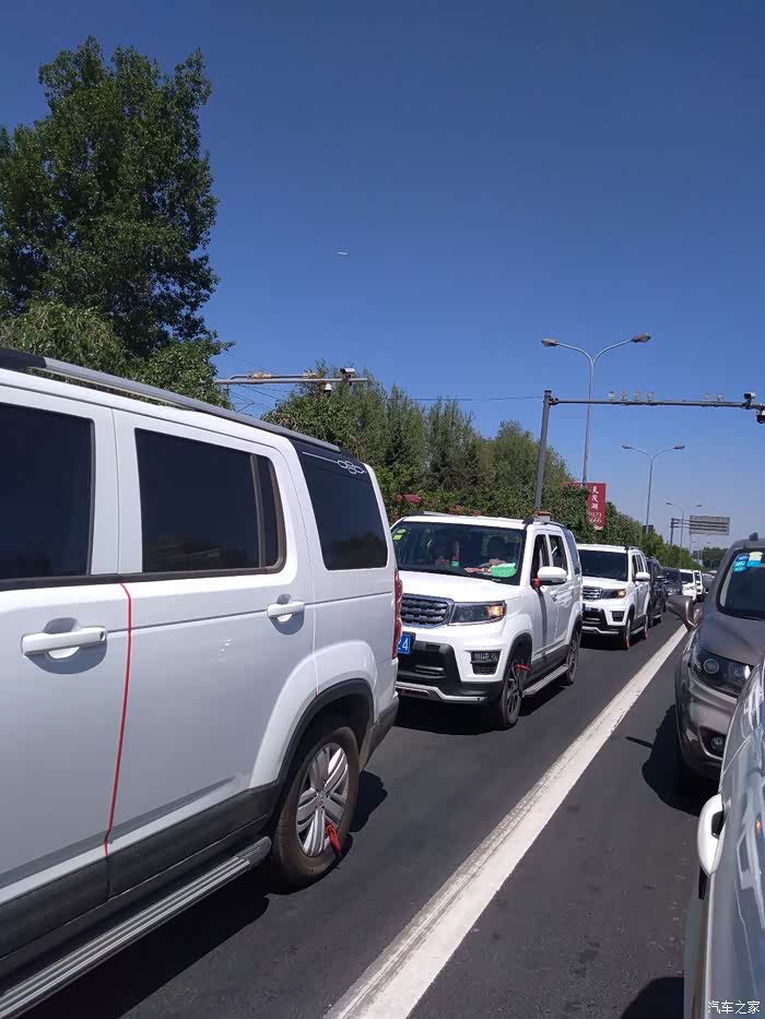 周马路上,车是真多啊,大家有序前进中.