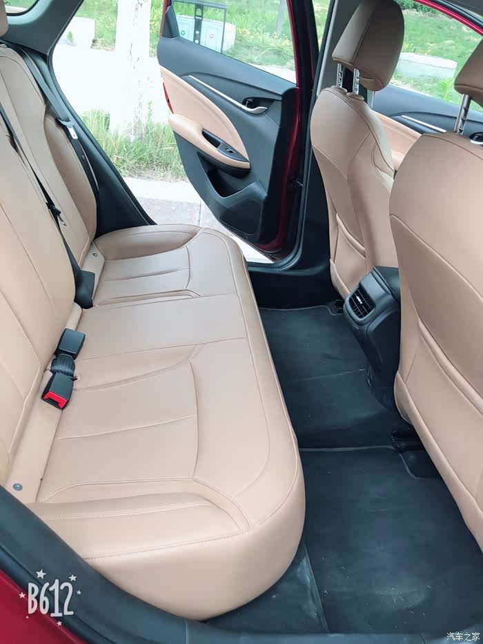 座椅很好,棕色真皮的,皮质材料挺舒服.