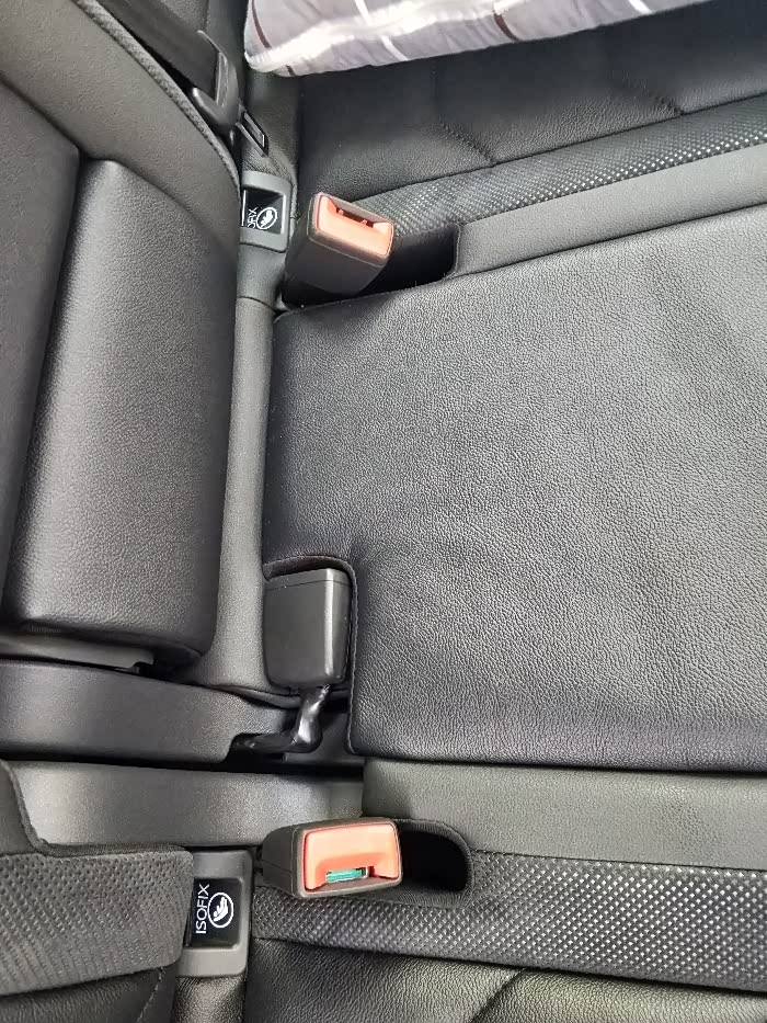 后排插安全带的底座一直这样翘起,是正常的吗?怎么按也按不下去?