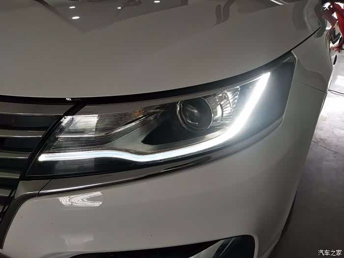 led的前车灯,跟两只鹰眼一样.
