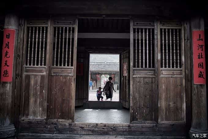 相对这位小朋友来说,门槛确实有点,没事,跨过来吧,来了解一点我们的