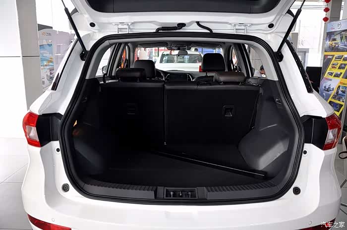 后备箱宽大整齐.