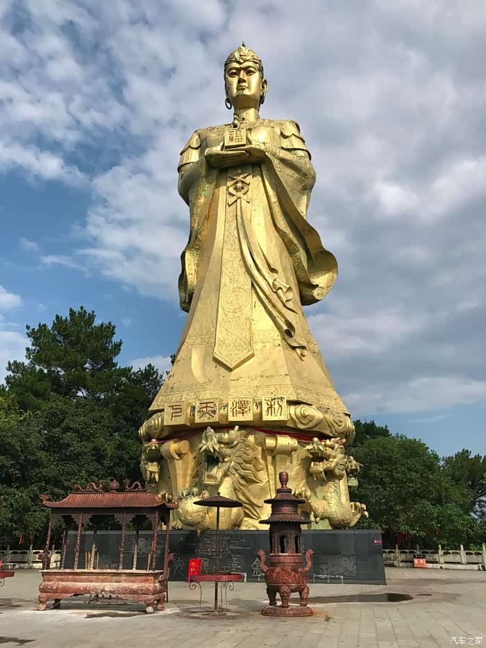 山顶的巨大的龙母金身像,庄严肃穆,这是中国最高的38米龙母圣像