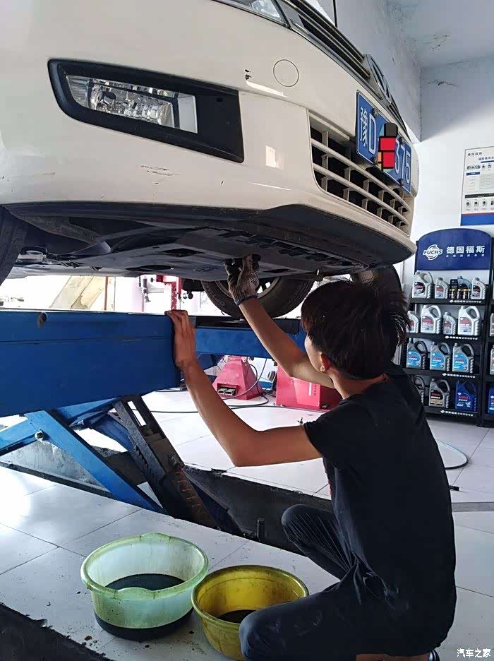 2013款新桑塔纳1.6l手动豪华版大保养作业