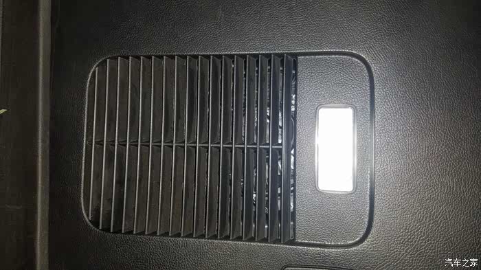 后备箱右侧灯处,通风口里有一个圆型的机器?是干什么的?看图