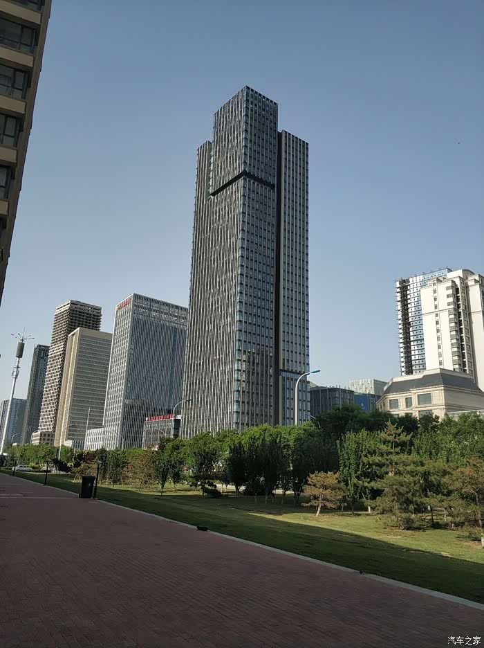 一出我家小区门口就可以看到高楼群,图中最高这个楼叫国泰大厦.