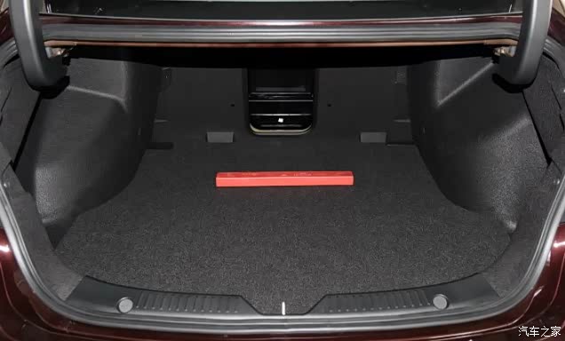 后备箱很平整,平时不怎么放东西吧,足够用了.