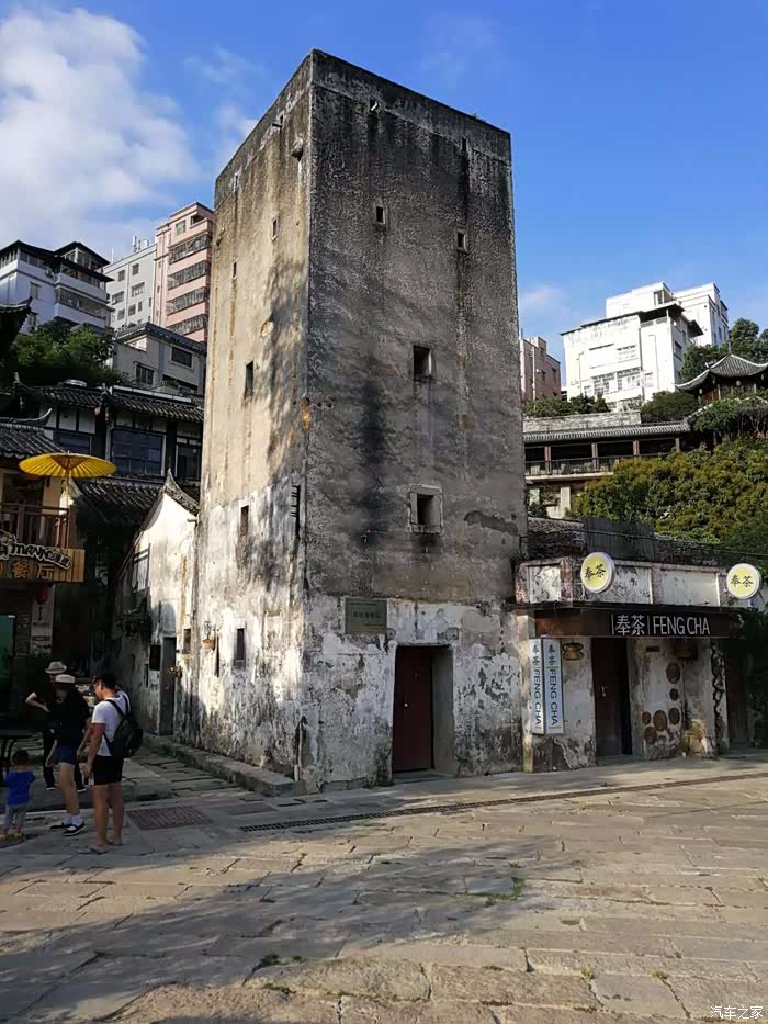 这客家典型的碉楼,像重点保护文物.