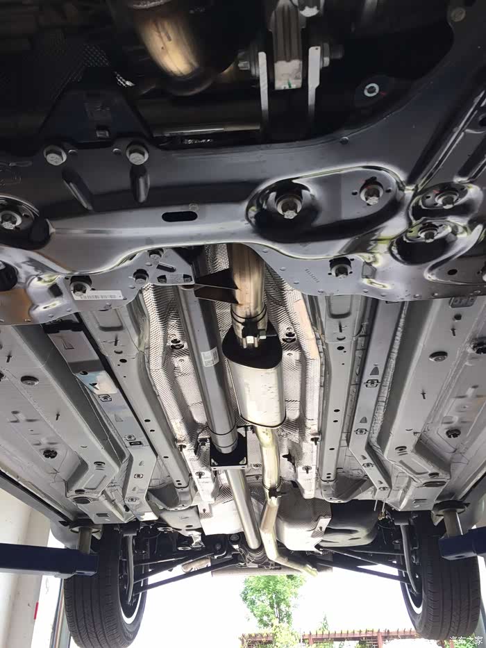 新车底盘,从车头往后照,有防锈涂层,但貌似没有富康厚.