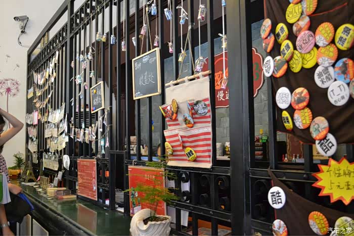 整个小邮局被装扮得特别文艺,复古,挂满了各种有趣的小东西.