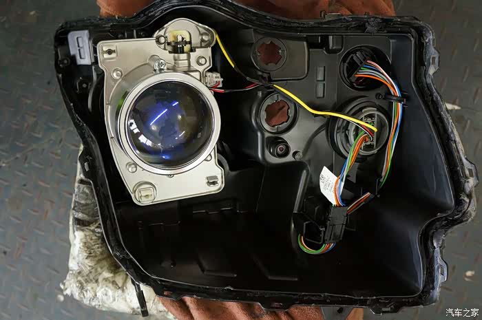 灯内部结构,原厂卤素透镜,转向灯已经取下