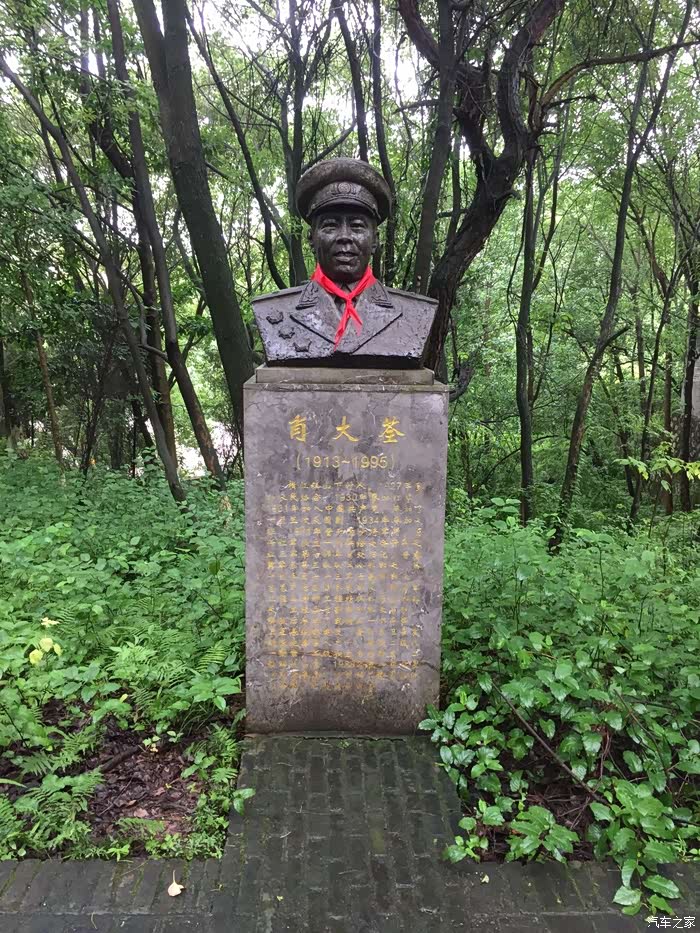 共和国之光,英雄纪念地--将军公园