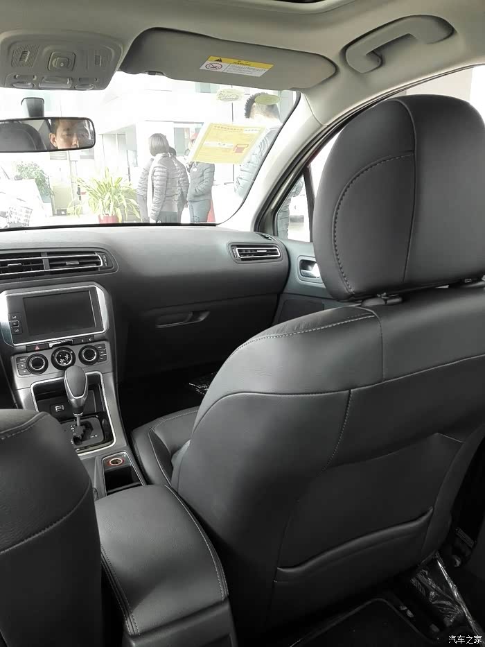 副驾驶室的腿步空间太小,这个跟新世嘉没的比,但座椅包裹性不错.