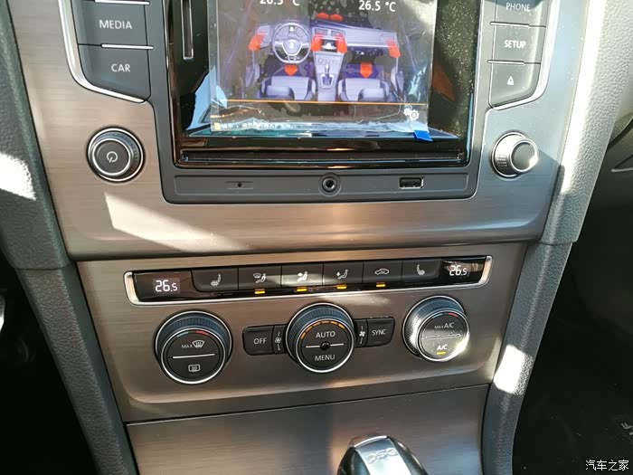 除了除霜脚底有风,自动模式除了前挡风都出风,不能分区,其他完美