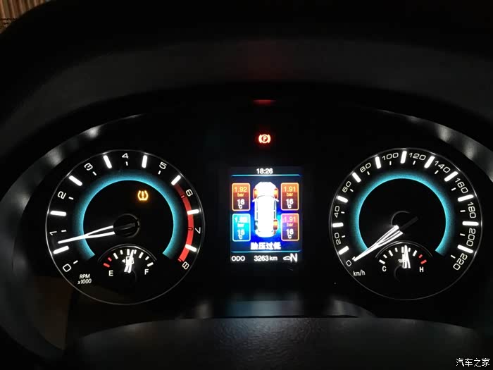 昨晚开车提示三个胎压过低,是怎么回事?